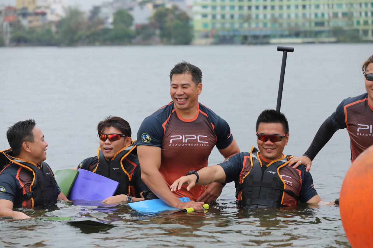 Sôi động lễ hội bơi chải thuyền rồng trên hồ Tây